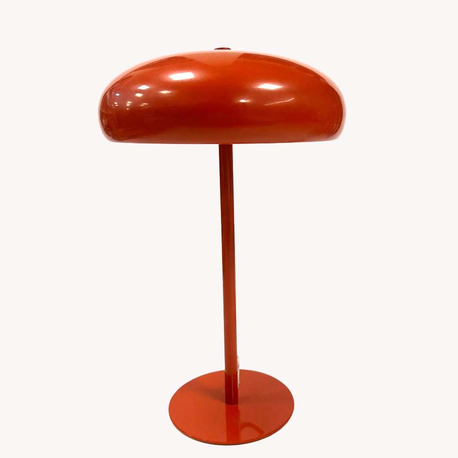 Lampada da tavolo in metallo grande rosso chiaro